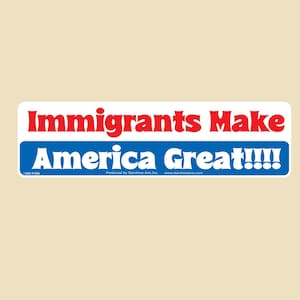 Puede incluir: Una pegatina para parachoques azul y roja con el texto "Immigrants Make America Great!!!"  Producido por Starfire Arts Inc. www.starfirearts.com