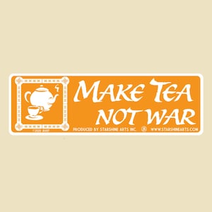 Pode incluir: Um autocolante laranja com o texto "MAKE TEA NOT WAR" em branco. O autocolante apresenta um desenho branco de uma chaleira e uma chávena de chá dentro de uma moldura decorativa. O autocolante também inclui o texto "PRODUCED BY STARSHINE ARTS INC" e um endereço web.