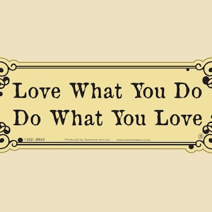Puede incluir: Un letrero decorativo con un marco negro adornado y un fondo amarillo. El letrero dice "Love What You Do Do What You Love". El letrero tambi&eacute;n incluye la informaci&oacute;n de copyright "&copy;2021 JR860" y el texto "Produced by Starshine Arts Inc. www.starshinearts.com".
