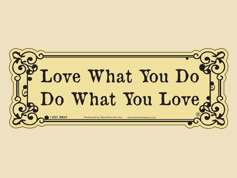 Puede incluir: Un letrero decorativo con un marco negro adornado y un fondo amarillo. El letrero dice "Love What You Do Do What You Love". El letrero tambi&eacute;n incluye la informaci&oacute;n de copyright "&copy;2021 JR860" y el texto "Produced by Starshine Arts Inc. www.starshinearts.com".