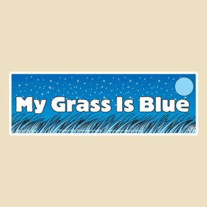 My Grass Is Blue 小型および大型バンパーステッカー - ブルーグラス、ブルーグラス音楽、カントリー、バンジョー、マンドリン、ケンタッキー、ケンタッキー ブルーグラス