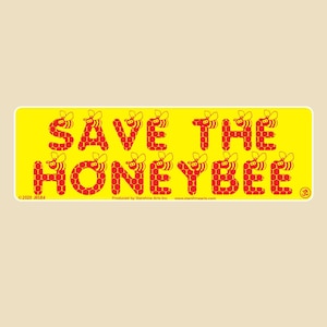 Könnte beinhalten: Gelber Aufkleber mit dem Text "Save the Honeybee" in roten Buchstaben. Jeder Buchstabe besteht aus einem Wabenmuster mit einer kleinen Biene in jeder Zelle. Der Aufkleber trägt einen Copyright-Hinweis und den Text "Produced by StarShine Arts Inc. www.starshinearts.com".