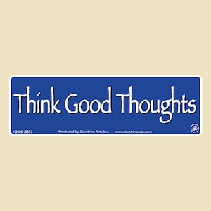 Puede incluir: Pegatina rectangular azul con texto blanco que dice "Think Good Thoughts". La pegatina también incluye un símbolo de copyright, el año 2020 y el texto "JB353". Debajo del texto está el texto "Produced by Starshine Arts Inc. www.starshinearts.com". La pegatina también incluye un símbolo que parece un "3" estilizado con un círculo alrededor.