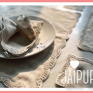 Dubbellaagse handgemaakte geschulpte, geborduurde placemat en onderzetter / luxe tafeldecoratie
