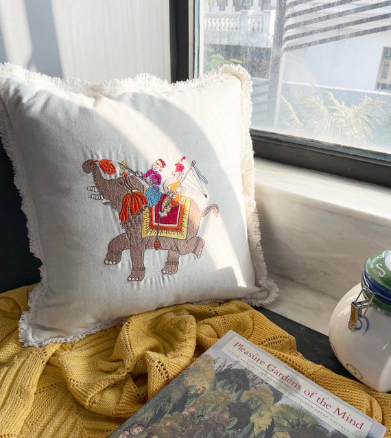 手刺繍のクッションカバー 手刺繍クッションカバー フラワードレスの女の子 - flowermarch