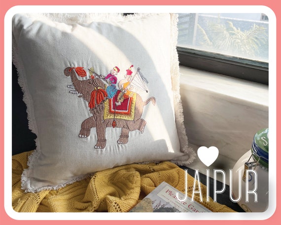 手刺繍のクッションカバー 手刺繍クッションカバー フラワードレスの女の子 - flowermarch