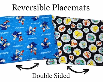 Manteles individuales reversibles hechos a mano con dos divertidos diseños en uno. Duraderos, lavables y perfectos para las comidas de los niños, los refrigerios y las comidas diarias.