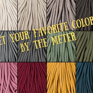Könnte beinhalten: Eine Sammlung von Baumwollschnüren in verschiedenen Farben, darunter Natur, Grau, Grün, Rosa, Rot, Gelb und Blau. Der Text "GET YOUR FAVORITE COLORS BY THE METER" ist über das Bild gelegt.