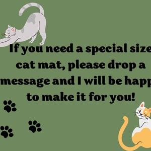 Puede incluir: Un fondo verde con un mensaje que dice "Si necesitas una alfombra para gatos de tama&ntilde;o especial, por favor deja un mensaje y estar&eacute; encantado de hacerla para ti!" Hay dos huellas de patas en la parte inferior del mensaje y dos gatos a cada lado del mensaje. El gato de la izquierda es gris y se est&aacute; estirando. El gato de la derecha es naranja y blanco y est&aacute; sentado con la cola enroscada alrededor de su cuerpo.