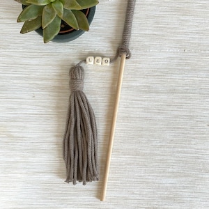 Gepersonaliseerde biologische kattenspeelgoedstaf, handgemaakte kattenplaagstaf, hangend kittenspeelgoed, huisdierspeelgoed cadeau voor katten