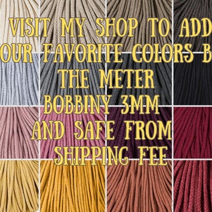 Puede incluir: Una variedad de colores de cord&oacute;n de algod&oacute;n de 3 mm, incluyendo beige, gris, negro, rosa, rojo y amarillo. El texto "VISIT MY SHOP TO ADD YOUR FAVORITE COLORS BY THE METER BOBBINY 3MM AND SAFE FROM SHIPPING FEE" est&aacute; superpuesto a la imagen.
