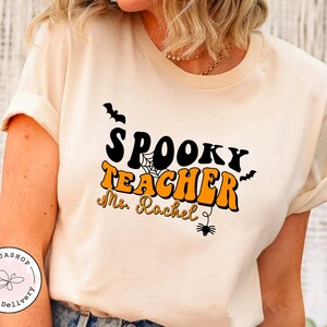 Un t-shirt d'enseignant effrayant personnalisé Votre nom ici T-shirt cadeau pour les enseignants, t-shirt d'Halloween Cadeaux pour la rentrée des classes Équipe des enseignants 1er jour d'école