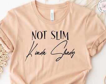 No es una chica delgada y sospechosa, camisetas de vida de mamá, regalo para mamá primeriza, camiseta sarcástica, camisetas divertidas para mujeres, regalos divertidos para mamá, camisetas divertidas para mujeres