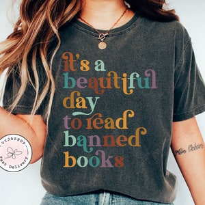 Banned Books Shirt, Verbotene Bücher Grafik T-Shirt, Lese Shirt, Bibliothekar Shirt, Bücherwurm Shirt, Geschenk für Buchliebhaber, Retro Lese Shirt