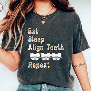 Lustige Kieferorthopädie Shirt Kieferorthopäde Geschenk Kieferorthopäde Shirt Essen Schlaf ausrichten Zähne Arzt Shirt Zahnmedizinisch Shirt Zahnarzt Shirt Tante Shirt Mama