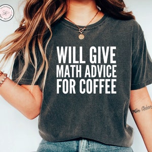 数学教師シャツ 面白い数学シャツギフト 数学教師がコーヒーを飲みながら数学のアドバイスをくれる 数学シャツ 数学シャツ 数学教師シャツ