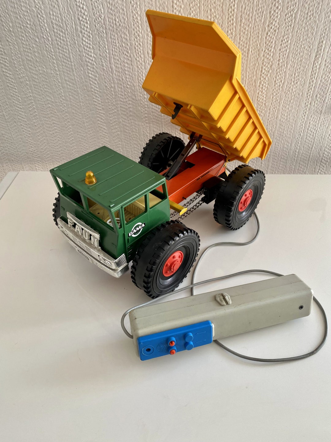 MAJORETTE: SEMI-REMORQUE PLATEAU porte-char Bernard, bleu. 1/100. EUR