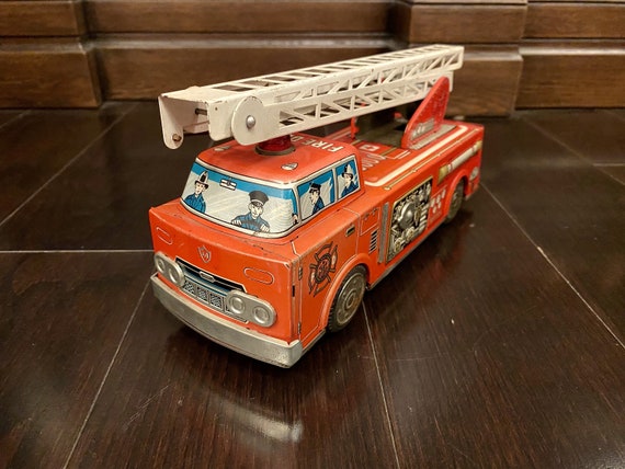 ヴィンテージブリキおもちゃの消防車：電池式はしご車、日本製 - Etsy 日本