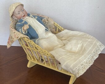 Poupée type bébé Kaiser 27 po. 33 cm, marquée 1 Allemagne avec berceau à bascule en porcelaine