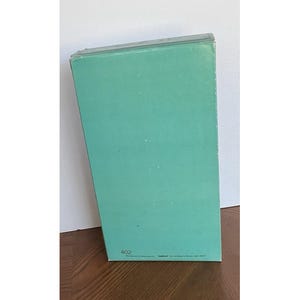 Peut inclure: Une bo&icirc;te rectangulaire avec un ext&eacute;rieur vert clair. La bo&icirc;te est l&eacute;g&egrave;rement inclin&eacute;e, r&eacute;v&eacute;lant un aper&ccedil;u de son dessus et de la surface sur laquelle elle repose. Le num&eacute;ro "402" est imprim&eacute; en bas &agrave; gauche.