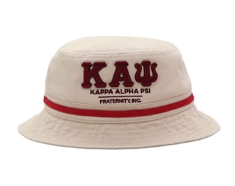 Puede incluir: Un sombrero de pescador beige con una banda roja alrededor del borde. El sombrero tiene un logotipo bordado en burdeos que dice "ΚΑΨ Kappa Alpha Psi Fraternity Inc."