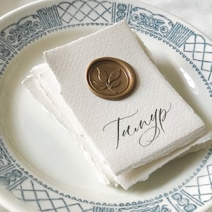 Tarjetas de colocación de caligrafía para bodas y eventos, tarjeta de mesa de caligrafía personalizada manuscrita con sello de cera, papel texturizado y bordes desiguales