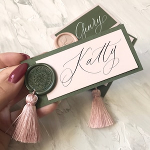 Tarjetas de lugar de caligrafía para bodas y eventos, tarjeta de mesa de caligrafía manuscrita personalizada con borla y sello de cera