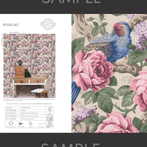 Könnte beinhalten: Ein Muster einer Tapete mit einem Vintage-Blumenmuster mit rosa Rosen, grünen Blättern und einem blauen Papagei, der auf einem Ast sitzt. Das Muster wiederholt sich auf einem beigefarbenen Hintergrund mit dezenten vertikalen Streifen. Der Text 'SAMPLE' erscheint oben und unten im Bild.