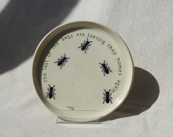 Assiette en céramique faite main de 7 po. | Plat inspiré des paroles de musique folk indé | Illustration de fourmi | Cadeau unique de poterie