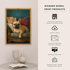 Może przedstawiać: Oprawiony wydruk przedstawiający beżowego buldoga francuskiego na turkusowej i złotej sofie z kwiatowymi poduszkami. Tekst po prawej stronie brzmi "WANDER WHEEL PRINT PRODUCTS".