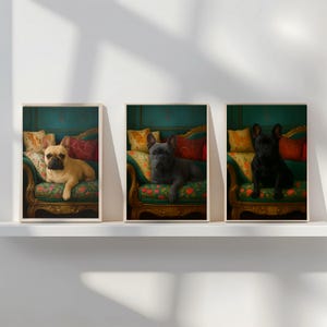 Może przedstawiać: Trzy oprawione wydruki przedstawiające buldogi francuskie na ozdobnych sofach. Psy są jasnobrązowe, ciemnoszare i czarne. Sofy mają zieloną tapicerkę w kwiaty z kolorowymi poduszkami. Tło jest turkusowe.