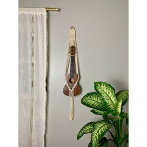 Macrame Ukulele Wall Hanging, Ukulele Wall Mount, Ukulele Wall Mount, Ukulele Wall Holder, Ukulele Stand, Boho Instrument Hanger immagine 3