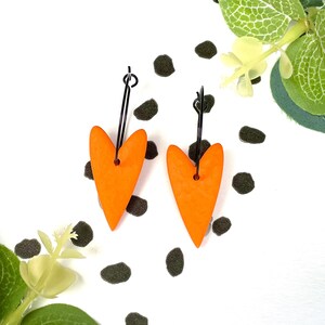 Pendientes de aro con forma de corazón naranja, hechos a mano en arcilla polimérica.