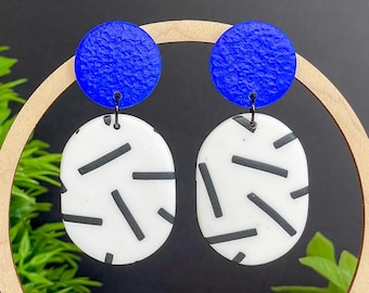 Pendientes de arcilla polimérica con chispas en azul eléctrico, blanco y negro: pendientes llamativos, brillantes y coloridos, hechos a mano.