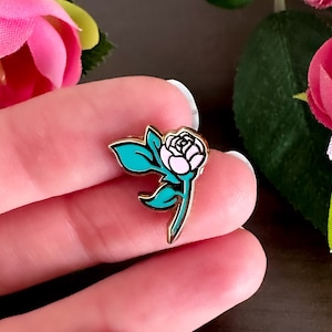 Gold Marvellous Manor Rose Hard Enamel Mini Pin - Magisches Fantasy Thema Anstecknadel - Rosenblume Enamel Pin - Keely Studios