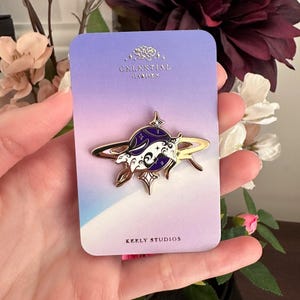 Pin de esmalte duro de Liebre Cósmica Saltando del Jardín Celestial Dorado - Pin de esmalte con temática de Galaxia Mágica - Pin de esmalte de Conejo - Keely Studios