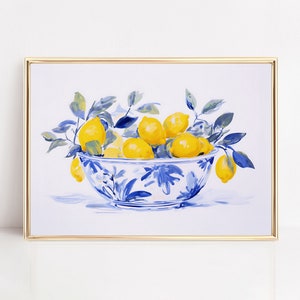 Puede incluir: Un tazón de porcelana azul y blanco lleno de limones amarillos y hojas verdes. El tazón tiene un diseño floral y está sobre un fondo blanco.