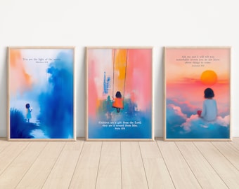 Può includere: Tre stampe incorniciate con illustrazioni in stile acquerello di bambini e citazioni ispiratrici. La prima stampa presenta un bambino in piedi in un paesaggio blu e arancione con la citazione "Voi siete la luce del mondo. Matteo 5:14". La seconda stampa presenta un bambino su un'altalena in un paesaggio rosa e blu con la citazione "I bambini sono un dono del Signore; essi sono una ricompensa da parte sua. Salmo 127:3". La terza stampa presenta un bambino seduto su una nuvola in un tramonto rosa e blu con la citazione "Chiedimi e ti dirò segreti notevoli che non conosci sulle cose che verranno. Geremia 33:3".