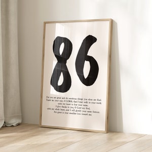 Könnte beinhalten: Schwarz-weißer Typografie-Druck mit der Zahl 86 in großer, fetter Schrift. Der Druck enthält einen Bibelvers über Gottes Liebe und Standhaftigkeit.