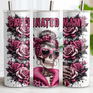 Puede incluir: Un vaso blanco con una pajita de acero inoxidable presenta el texto "CAFFEINATED MAMA" en rosa. El diseño incluye un esqueleto con gafas de sol en forma de corazón, una bufanda con estampado de leopardo rosa y un cuello de piel rosa, rodeado de rosas rosas.