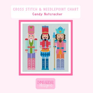 以下が含まれることがあります： Emma Abigail Designsによる「Candy Nutcracker」というタイトルのクロスステッチおよびニードルポイントチャート。ピンク、赤、青、緑の3体のカラフルなくるみ割り人形が、明るい背景にピクセル化されたグリッドスタイルで描かれています。