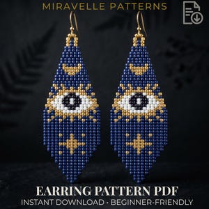 Puede incluir: Un par de pendientes de cuentas sobre un fondo azul oscuro. Los pendientes tienen forma de lágrima y presentan un diseño de ojo en blanco y negro, con detalles dorados. El texto "MIRAVELLE PATTERNS" y "EARRING PATTERN PDF" son visibles.