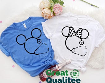 Camiseta de enfermera, camiseta de enfermera de Disney, camiseta de enfermera de Mickey y Minnie Mouse, camiseta de Mickey y Minnie con estetoscopio, camiseta de enfermera titulada, regalo para enfermera