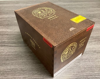 La Gloria “Serie R” cigar box