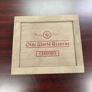 Caja de puros vacía Olde World Reserve de Rocky Patel
