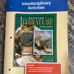 Puede incluir: Un libro de texto titulado "GLENCOE LITERATURE The Reader's Choice" con las palabras "Interdisciplinary Activities" en la parte superior. La portada presenta un casco de buceo y una pintura de un barco en el mar. Incluye notas y hojas de actividades.