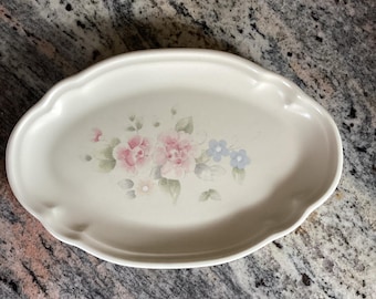 Fuente ovalada pequeña para servir Pfaltzgraff con diseño de rosa de té, 21,5 cm de largo x 14,3 cm de ancho.