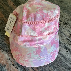 Puede incluir: Sombrero rosa y blanco para niña con estampado de mariposas y ribete de crochet blanco. El sombrero tiene una etiqueta que dice "HC141A Girls'  Balo Cap Desert Pink 100% Cotton Made in Kids 4-6 Years Size 52-54cm"