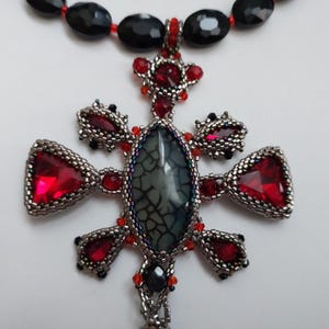 Collier croix gothique avec pendentif en pierre précieuse, bijou alternatif, style sombre et tendance, collier ras du cou gothique, veines de dragon, agate et cristal rouge image 6