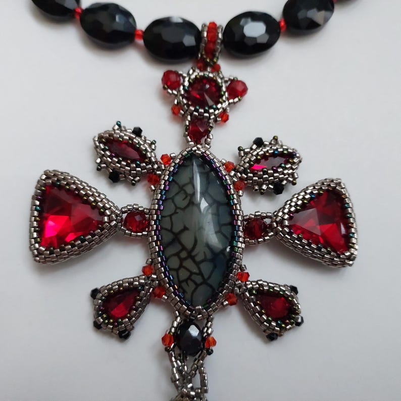 Collier croix gothique avec pendentif en pierre précieuse, bijou alternatif, style sombre et tendance, collier ras du cou gothique, veines de dragon, agate et cristal rouge image 6